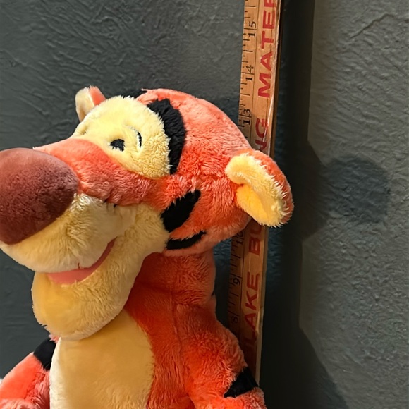 Disney Store sitting Tigger from Winnie the Pooh character tiger 13”sitting - Picture 3 of 5